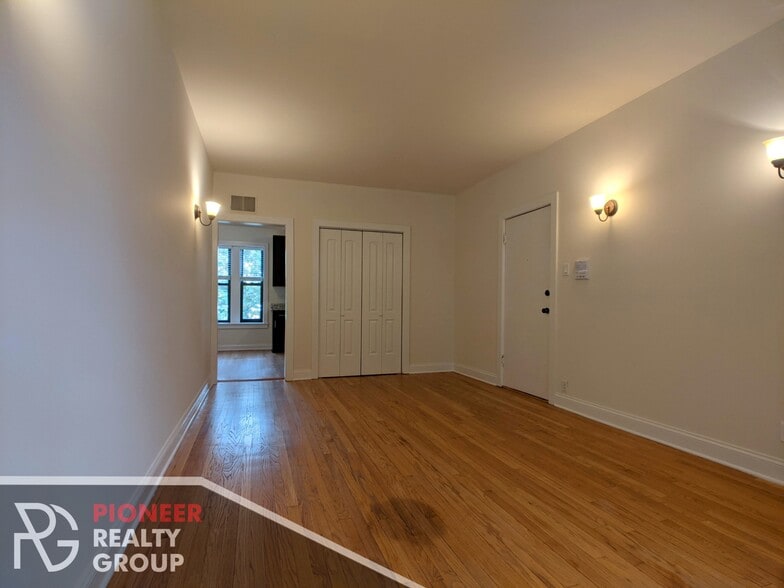 Building Photo - 4040 N Ashland Ave