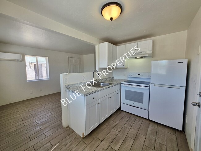Building Photo - 3401 E Bermuda St