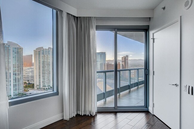 Building Photo - Turnberry Towers 2705W-City/Golf Course Views from this Stunning 1Bd/1.5Ba Residence