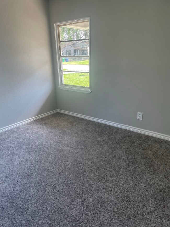 Building Photo - 1005 Southampton Dr