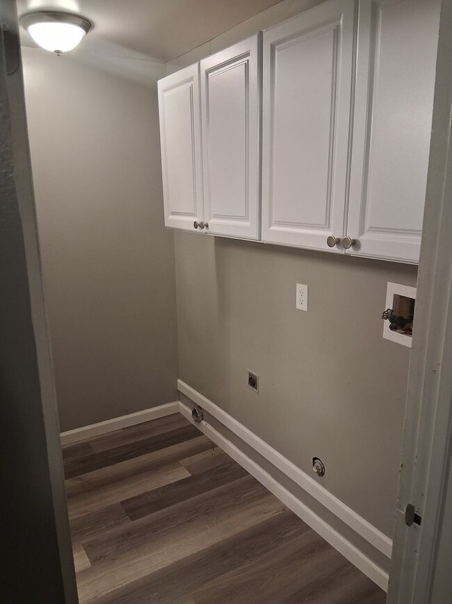 Building Photo - Great 4 bed 1.5 bath close to everything &...