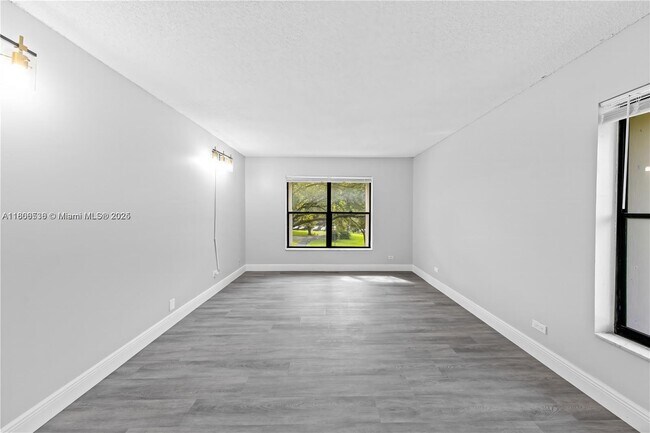 Building Photo - 3680 Inverrary Dr