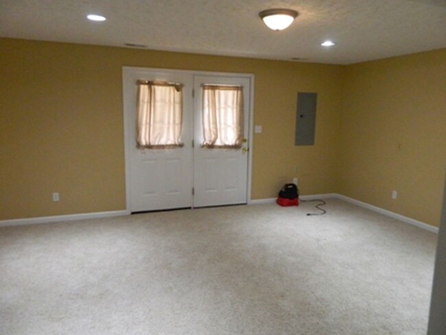 Building Photo - Bedford County-Forest Townhome-Close to Sh...