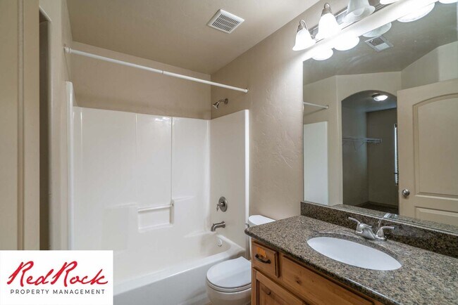 Building Photo - Beautiful 3 bedroom, 2.5 bathroom Townhome...