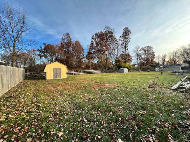 Building Photo - Adorable home in Highview