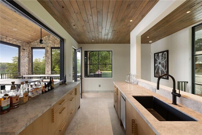 Building Photo - 725 Rocky Point Dr