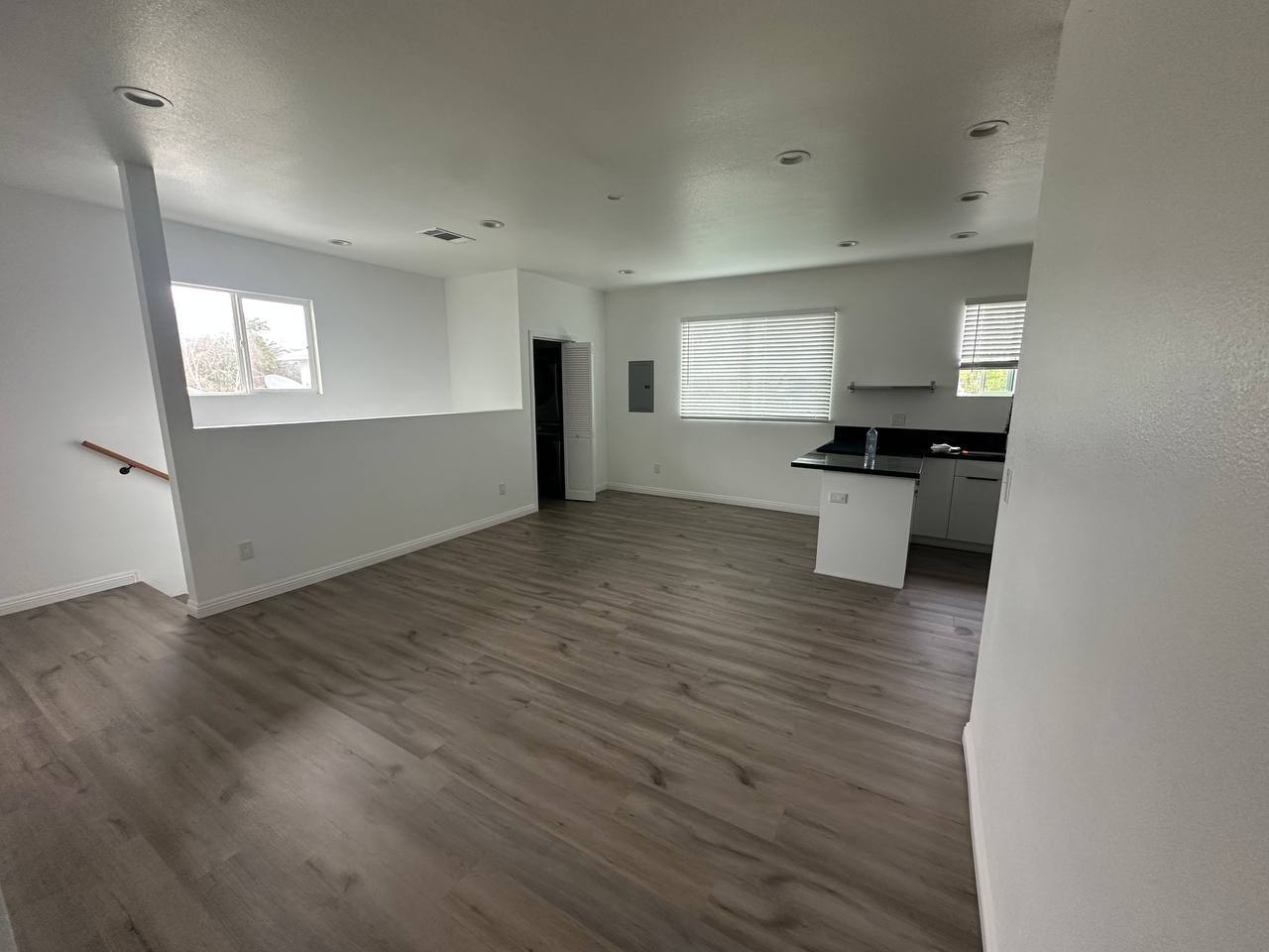 Building Photo - 15122 Burbank Blvd