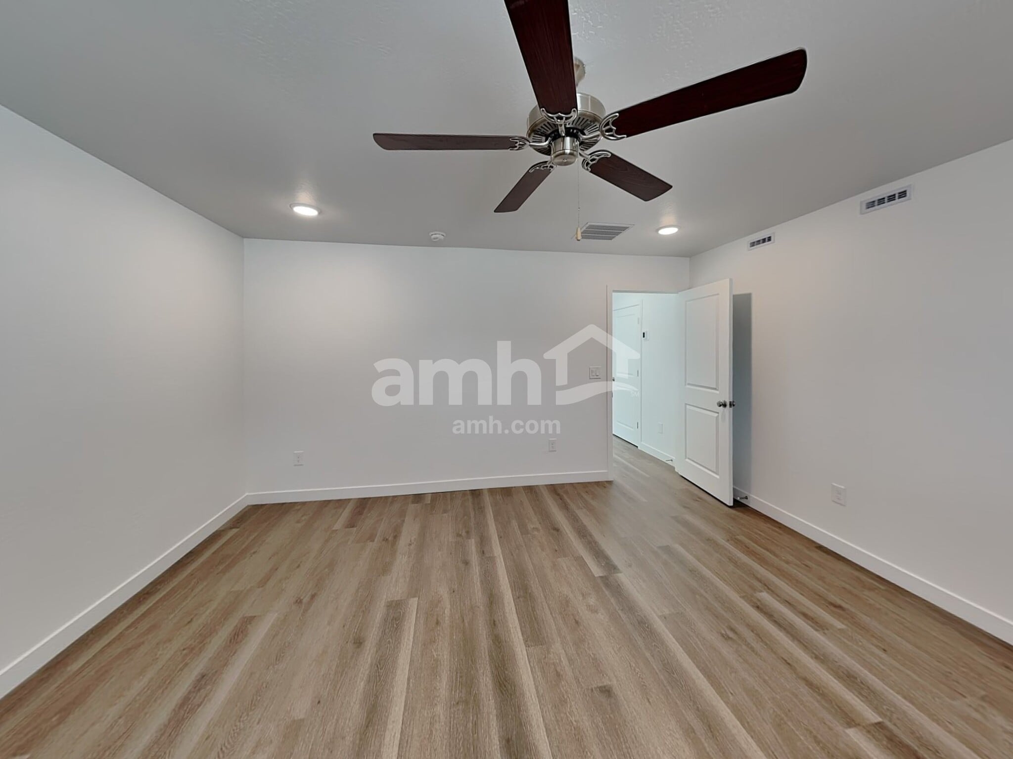 Building Photo - 9724 W Parkway Dr
