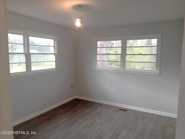 Building Photo - 1568 Hatley St W