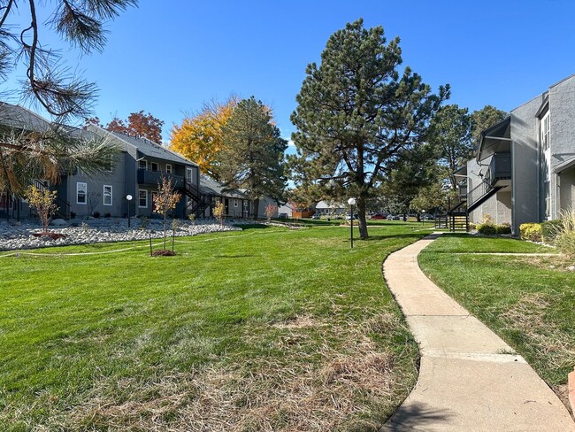 Building Photo - End-Unit Condo in Southglenn