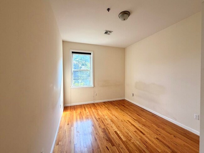 Building Photo - 687 Avenue A