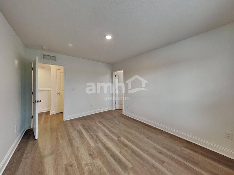 Building Photo - 1343 Pk Pl S