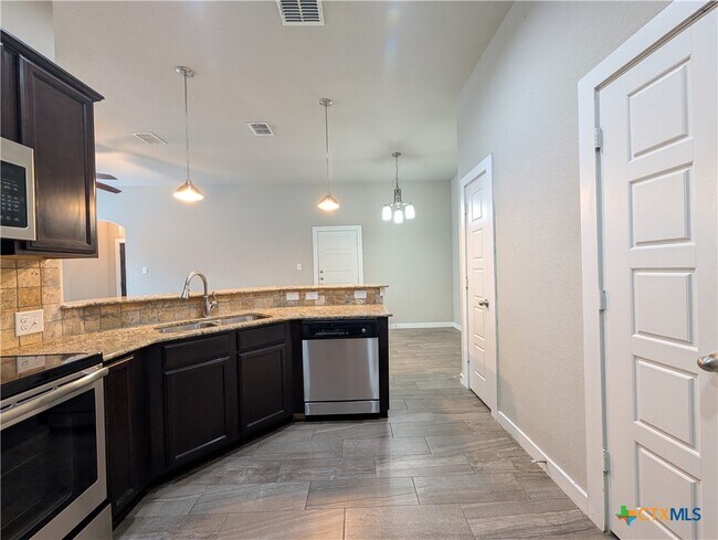 Building Photo - 549 Creekside Frst
