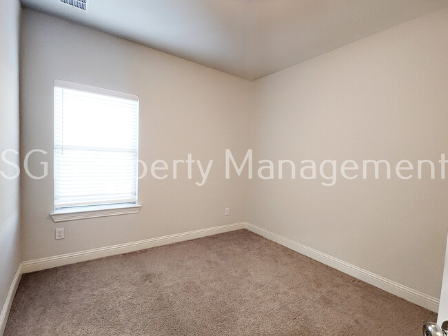 Building Photo - Gorgeous townhome ready for move in