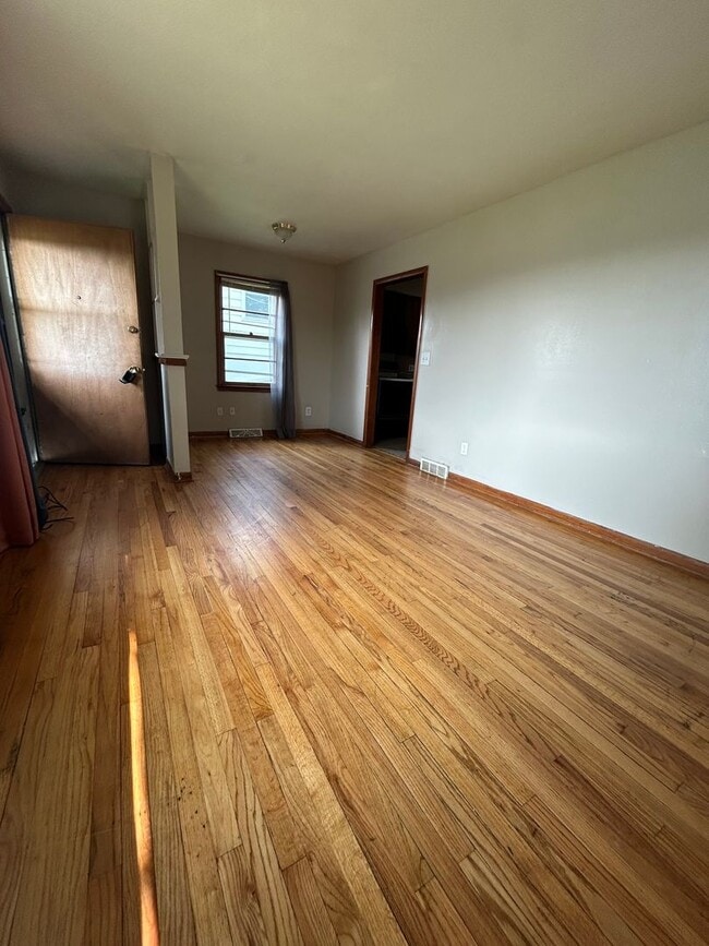 Building Photo - Three Bedroom Home!