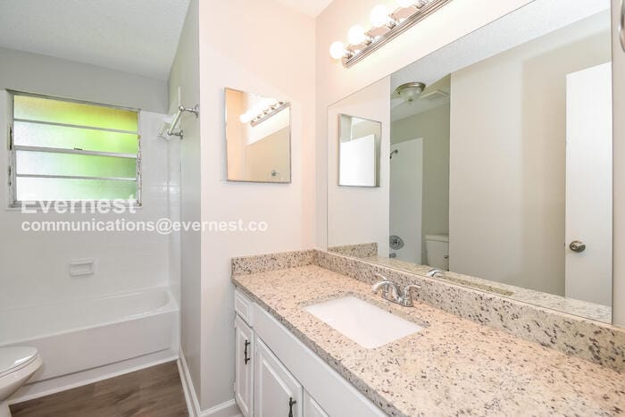 Building Photo - 3323 Lakemar Pl