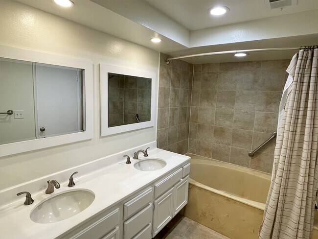 Mstr Bath dual sinks - 8180 Manitoba St