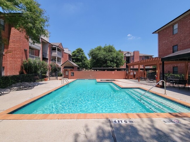 Building Photo - Prime Location in West University Area! First floor unit with open floor plan, tile floors throug...