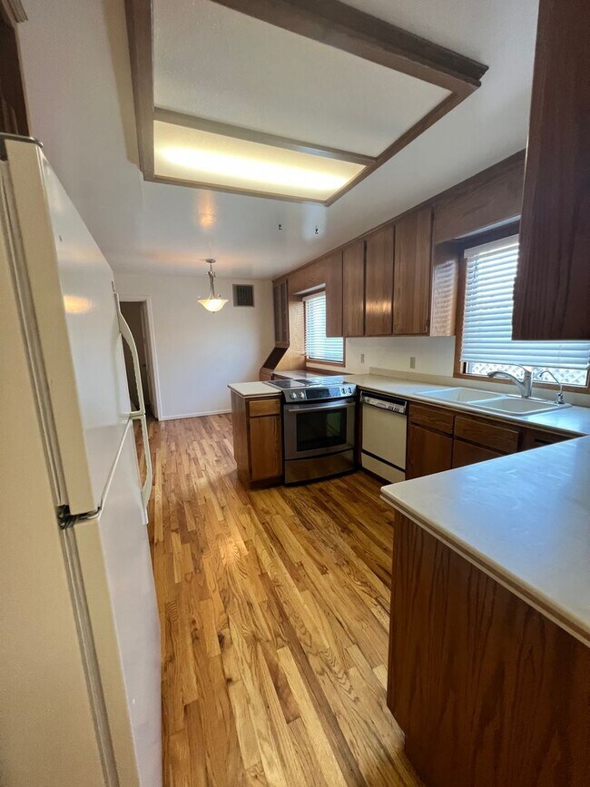 Building Photo - 2 Bedroom Blue Lake House with extra Loft Space!