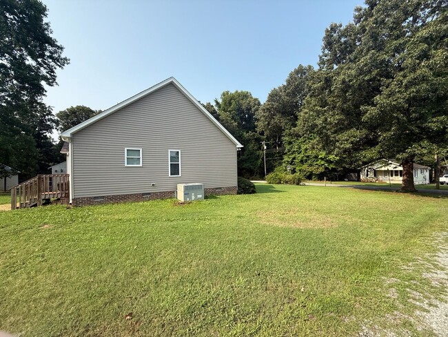 Building Photo - Three bedroom, 2 bath house in Gibsonville