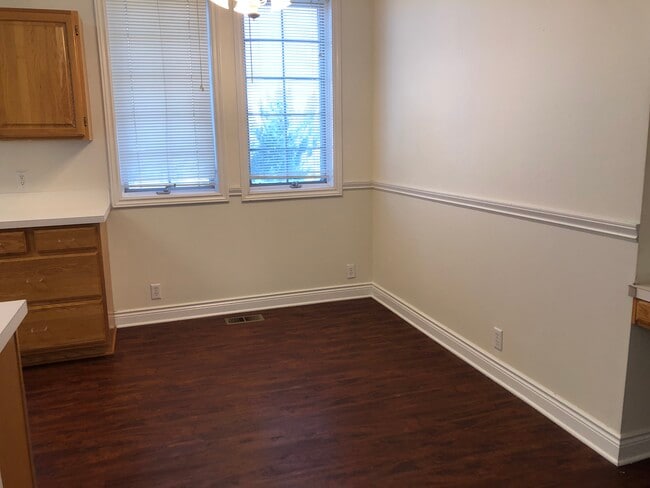 Building Photo - 265 NW Terre View Dr