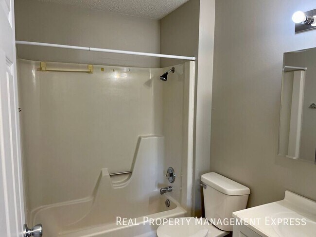 Building Photo - 2 Bedroom Apartment on the West Side