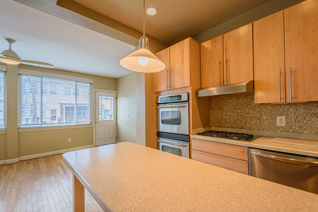Building Photo - 611 Otis Pl NW