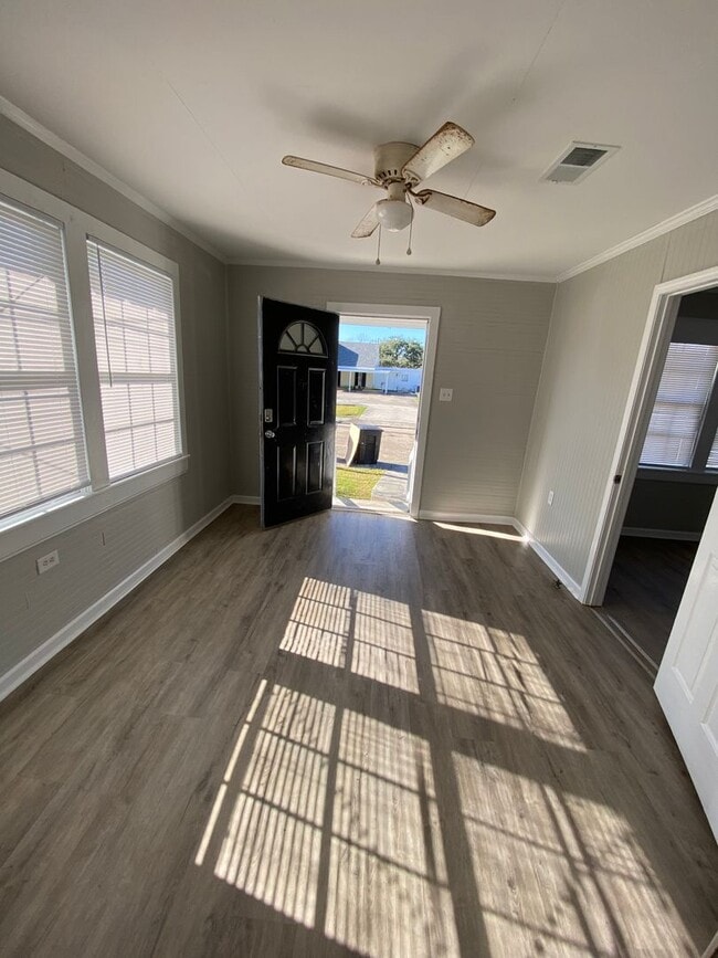 Building Photo - Charming & Efficient Living in the Heart of Houma