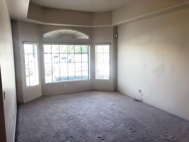 Building Photo - SPACIOUS 4 BED, 2 BATH HOME LOCATED NEAR B...