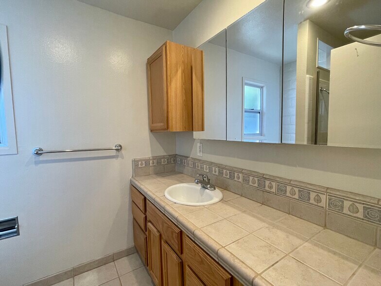Upstairs Full Bath - 451 Dela Vina Ave