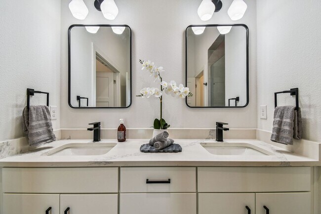 Building Photo - A charming coastal townhouse, just minutes from downtown St. Pete!