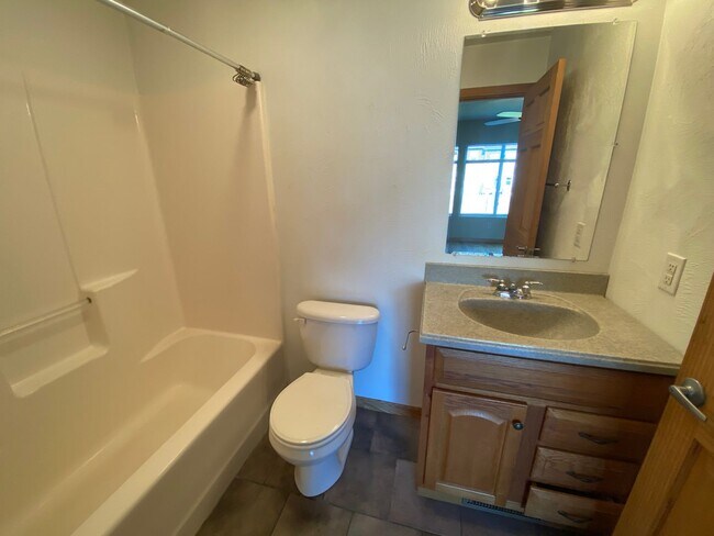 Building Photo - 1118 Lafayette - 4 Bed/4.5 Bath Unit Near ...