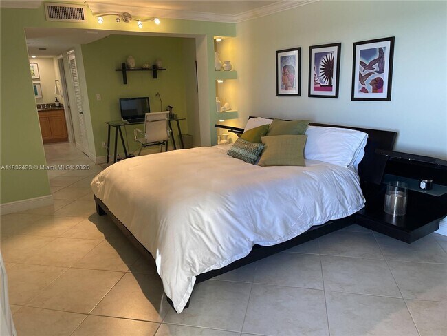 Building Photo - 6039 Collins Ave