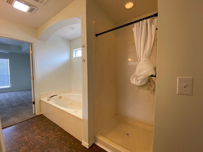 Building Photo - Great location with easy highway access.
