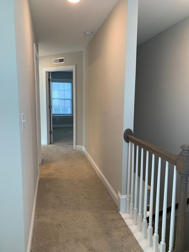 Building Photo - AMAZING LOCATION, Fantastic 4 Bed Home, in...