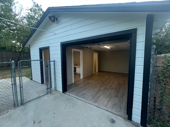 Building Photo - UTA proximity!