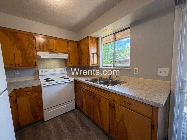 Building Photo - 2909-2911 E Rockwell