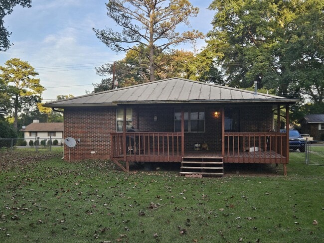 Building Photo - 2832 Clyburne St