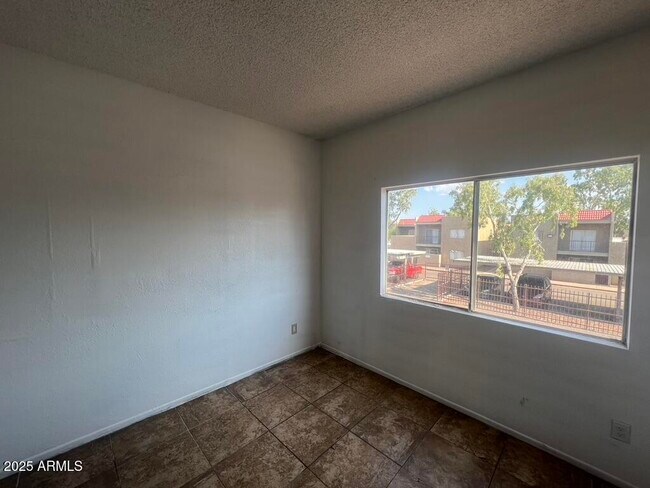 Building Photo - 2838 E Marconi Ave