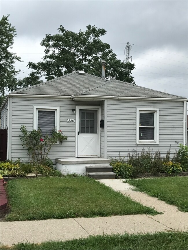 Primary Photo - 1336 Chandler Ave