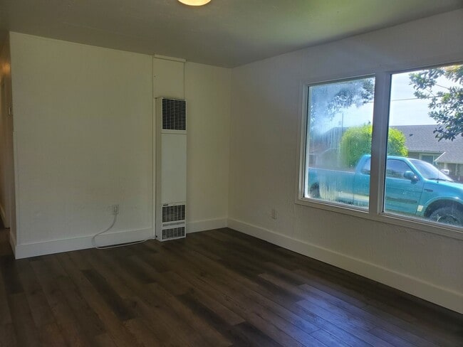 Building Photo - Recently Remolded Duplex