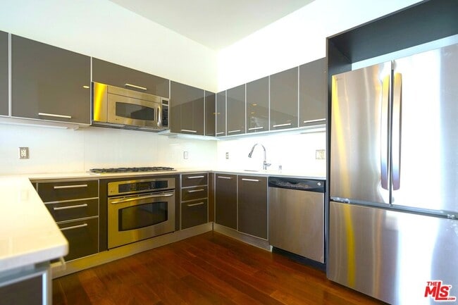 Building Photo - 801 S Grand Ave