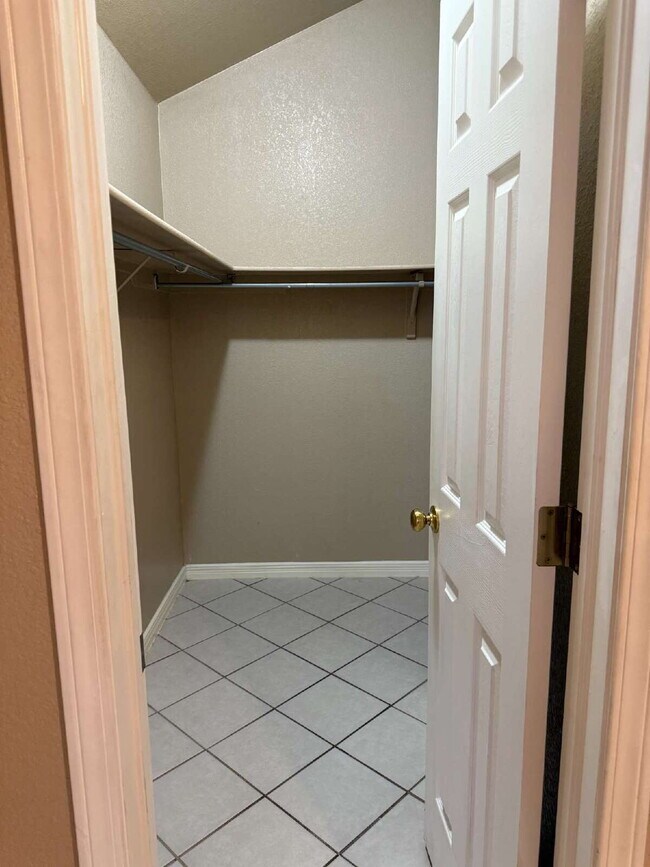 Building Photo - "Charming 3-Bed, 2-Bath Oasis in El Paso -...