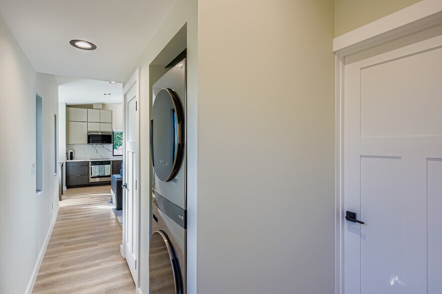 Building Photo - 1656 York Dr