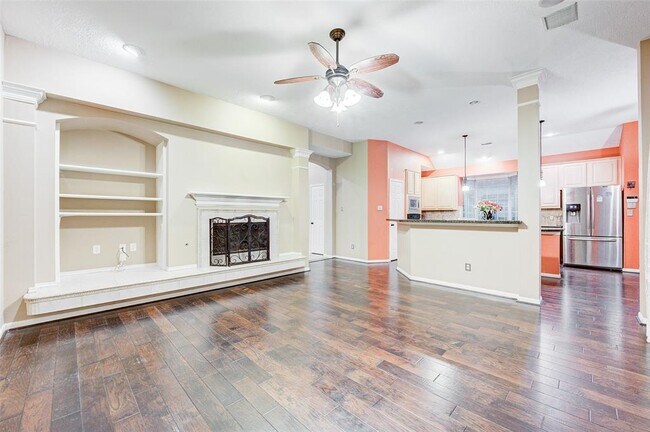 Building Photo - 815 Pointe Loma Dr