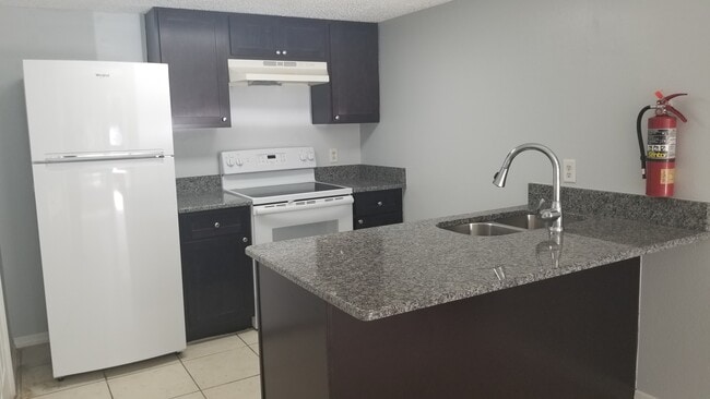 Building Photo - 7949 Pinehurst Dr