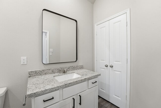 Building Photo - 15618 Sycamore Dr