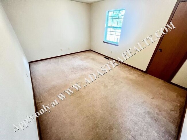 Building Photo - Spacious Duplex in Lee's Summit-Available ...