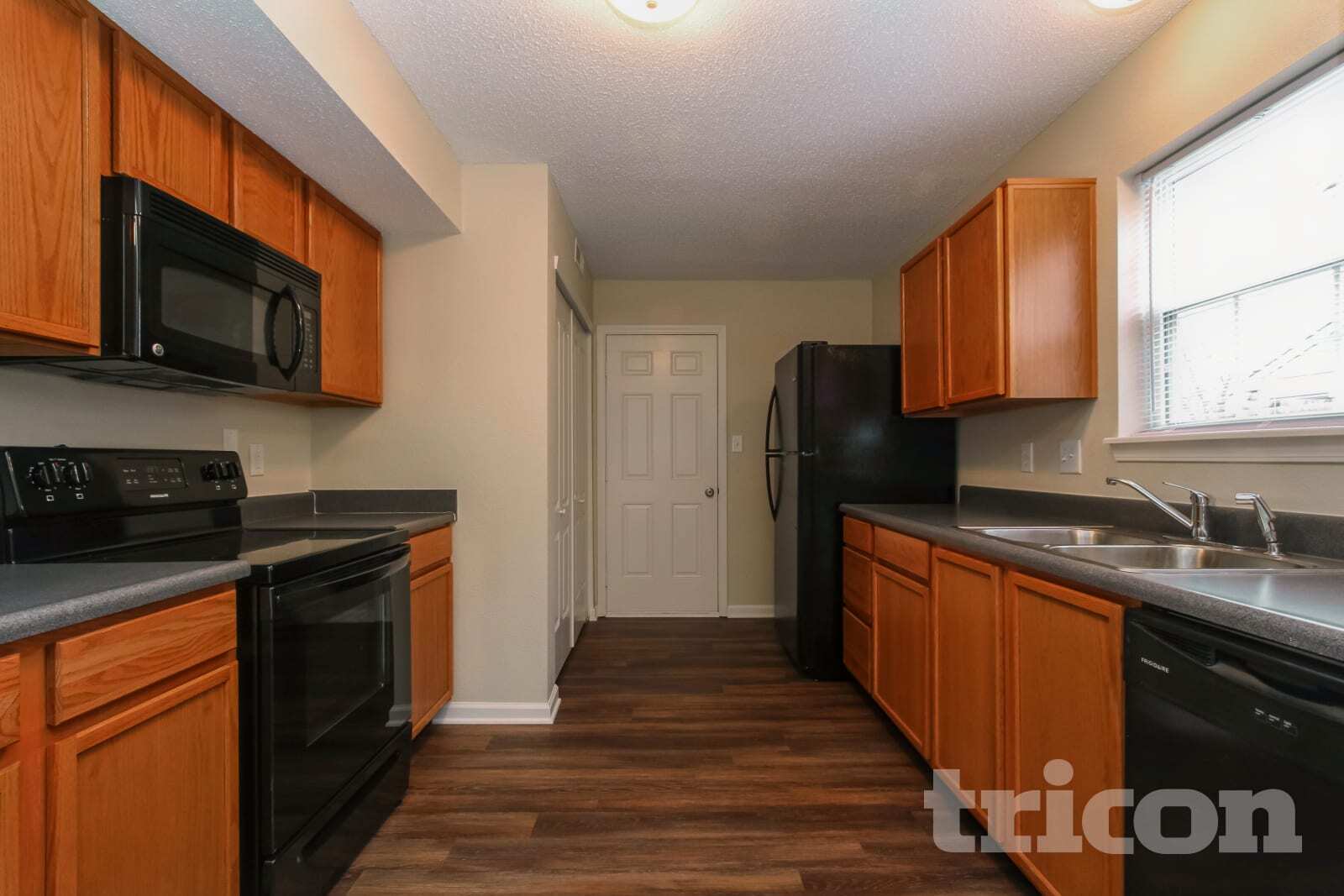 Building Photo - 1329 Lake Meadow Dr