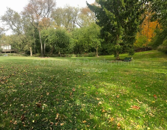 Building Photo - 87 W Surrey Ln